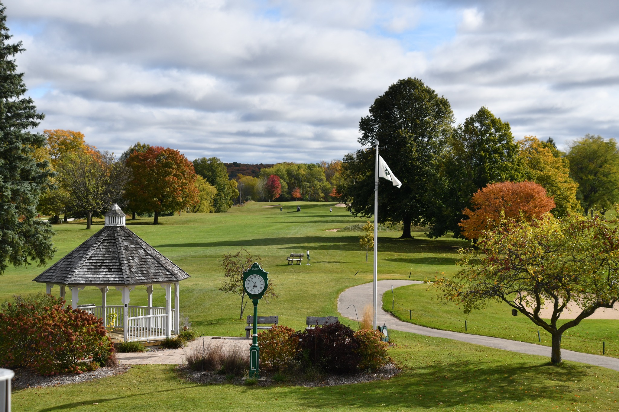 quit-qui-oc-golf-course-gazebo-clock